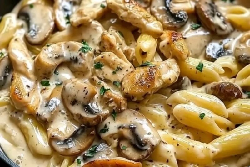 Irresistibly Creamy Chicken and Mushroom Pasta