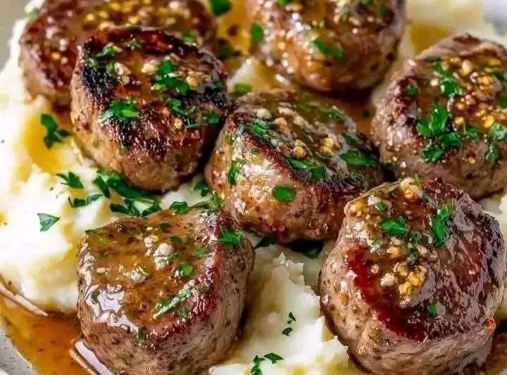 Garlic Butter Steak Bites with Mashed Potatoes