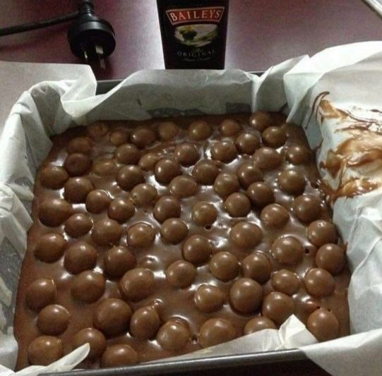 Slow Cooker Baileys Maltesers Fudge