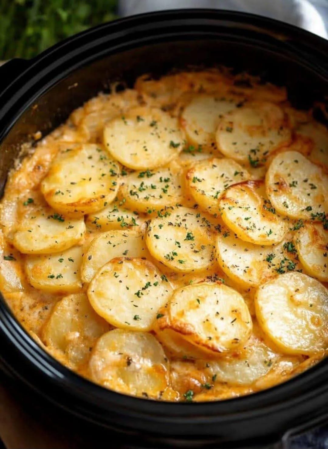 Cheesy Slow Cooker Scalloped Potatoes