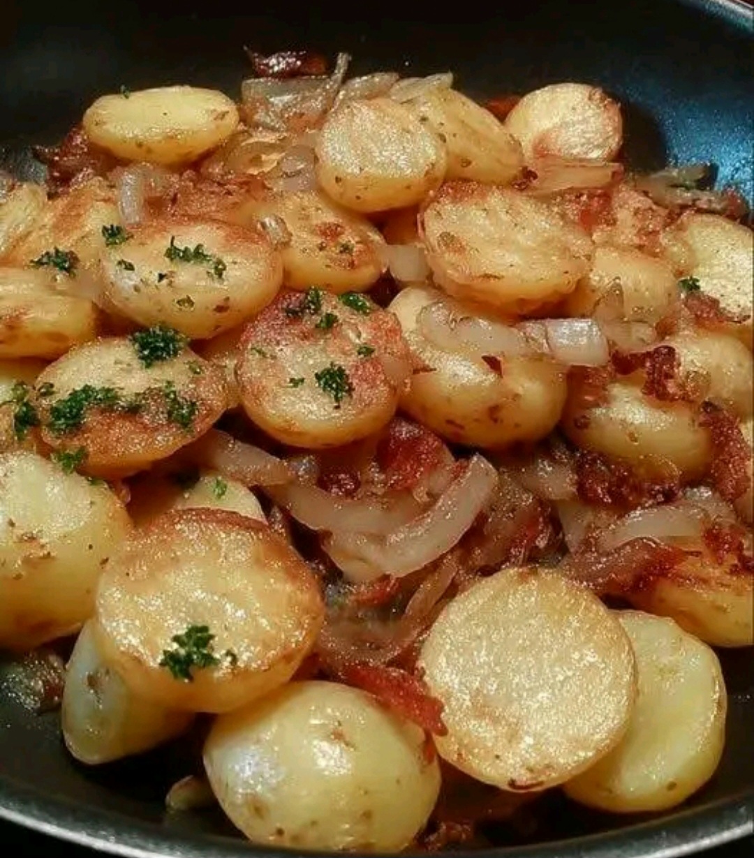 Crispy Pan-Fried Potatoes with Onions